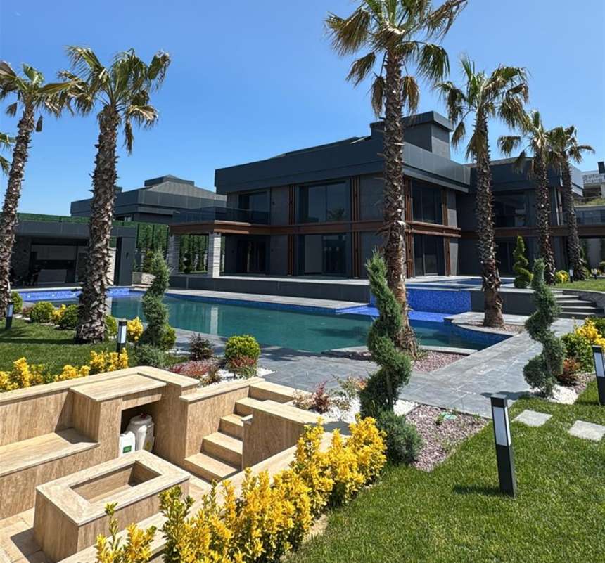 Magnificent Istanbul Property For Sale In Buyukcekmece - A huge property with a vast plot