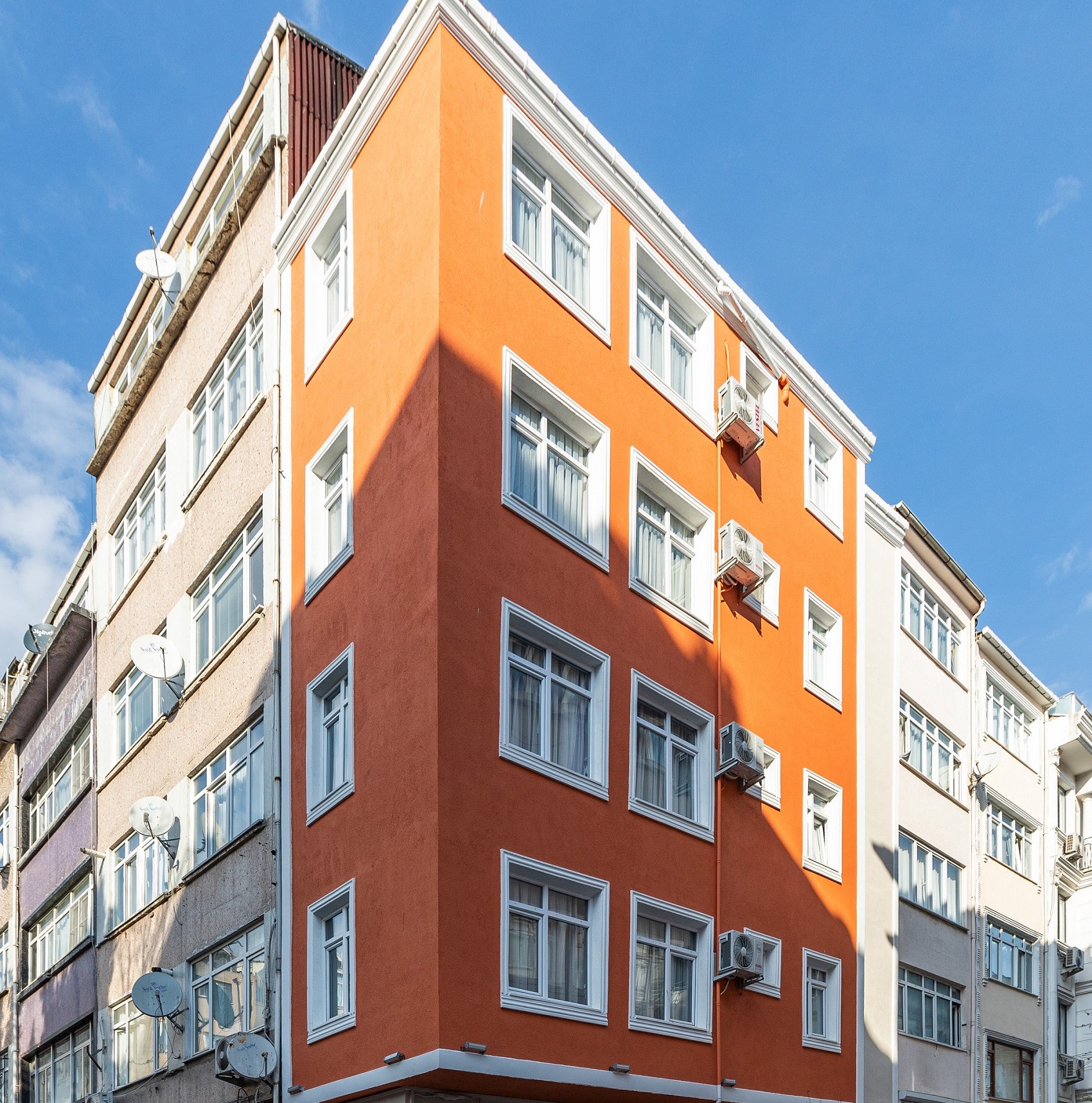 Istanbul Investment Property For Sale in Fatih - Building with a shop