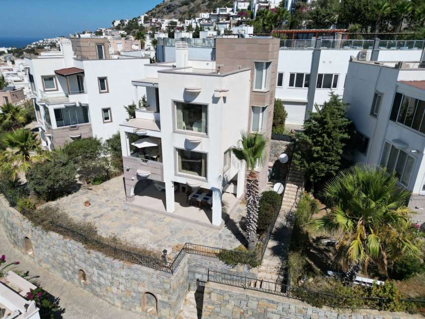 Sea View Triplex Bodrum Villa For Sale In Koyunbaba, Gumusluk - Villa on a modern complex