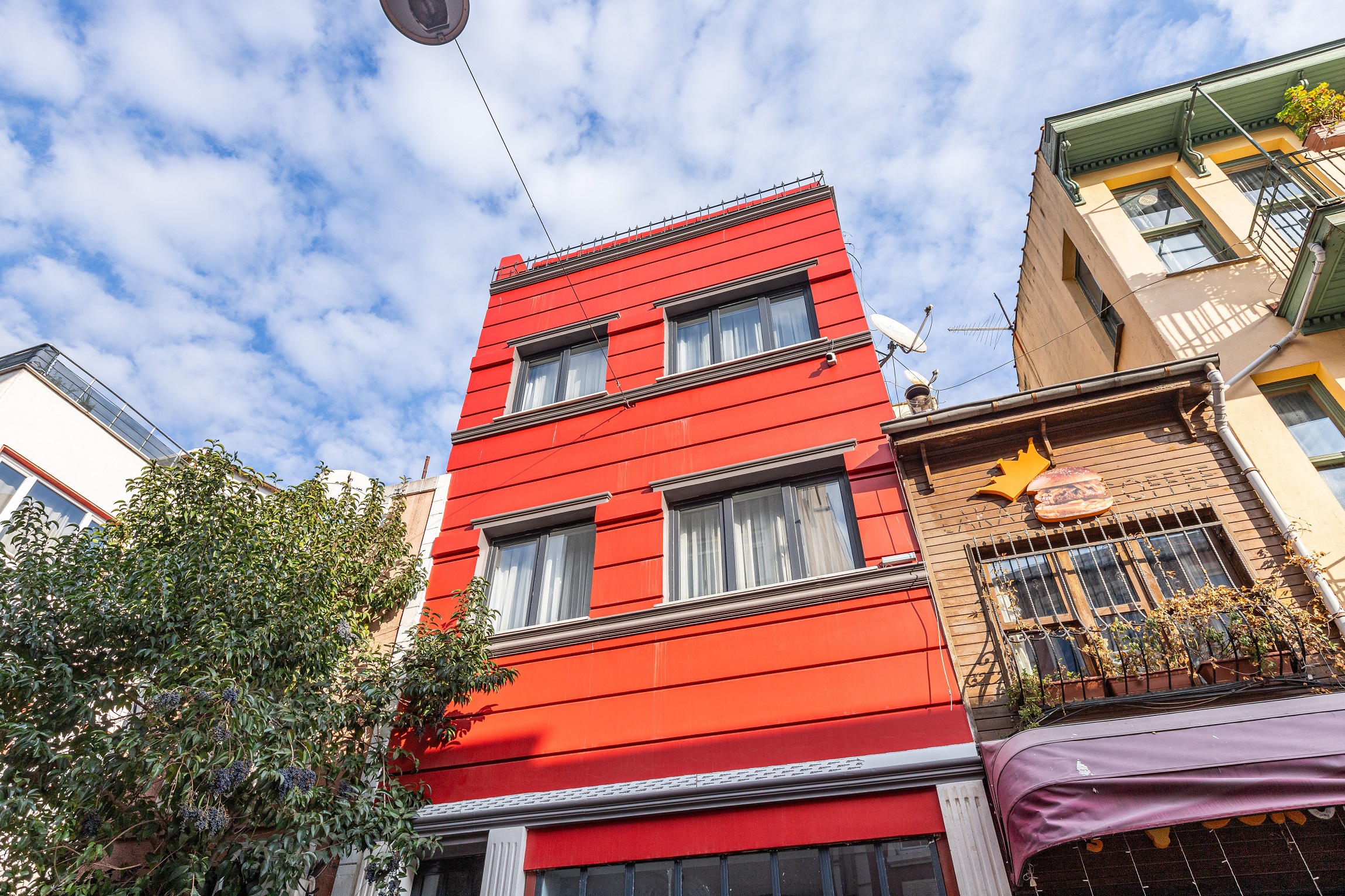 Investment Property For Sale in Fatih, Istanbul - Three storey building with shop