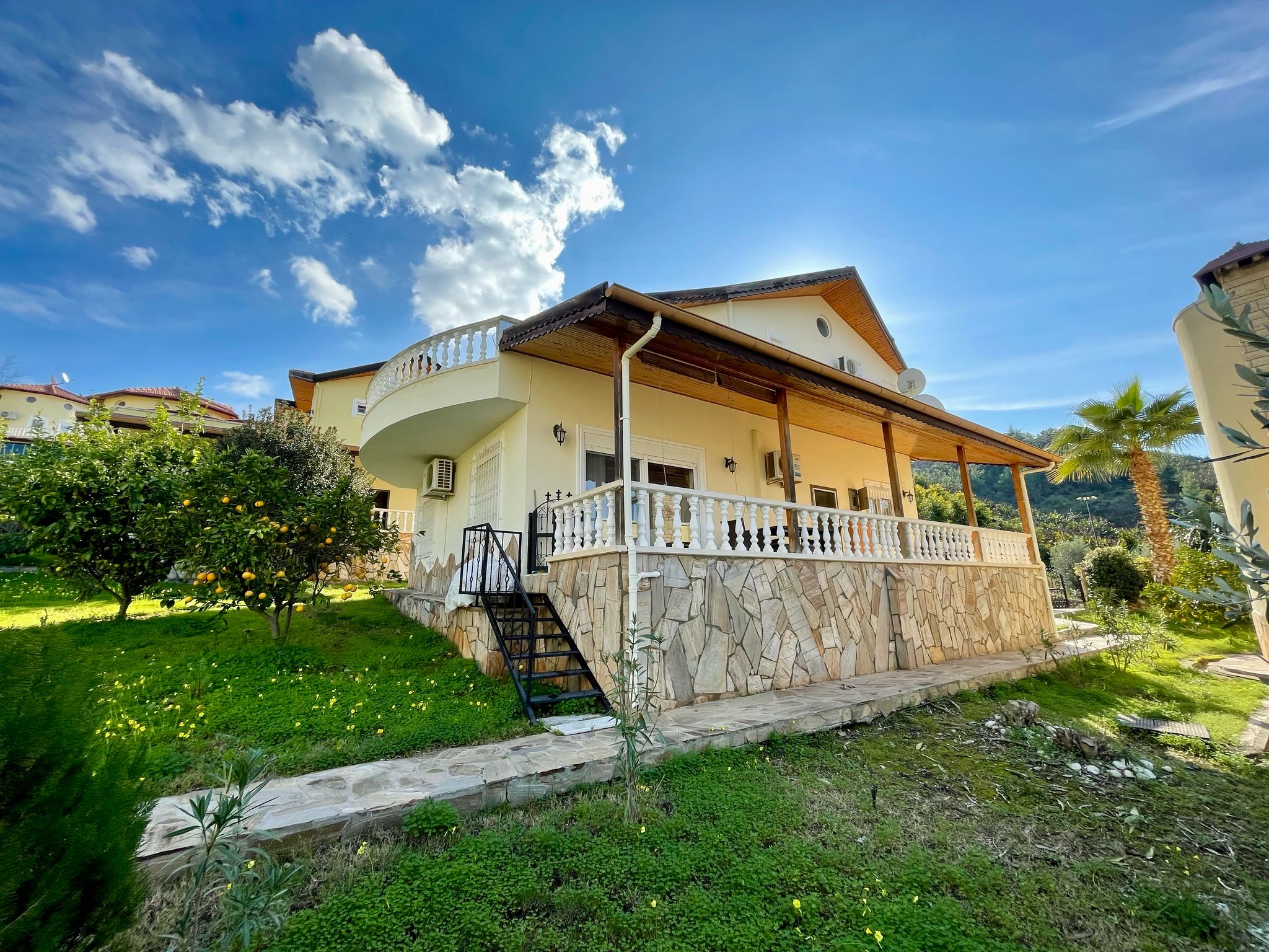 Sea & Castle View Villa For Sale In Kargicak, Alanya - Alanya Villa With A Private Garden & Shared Pool