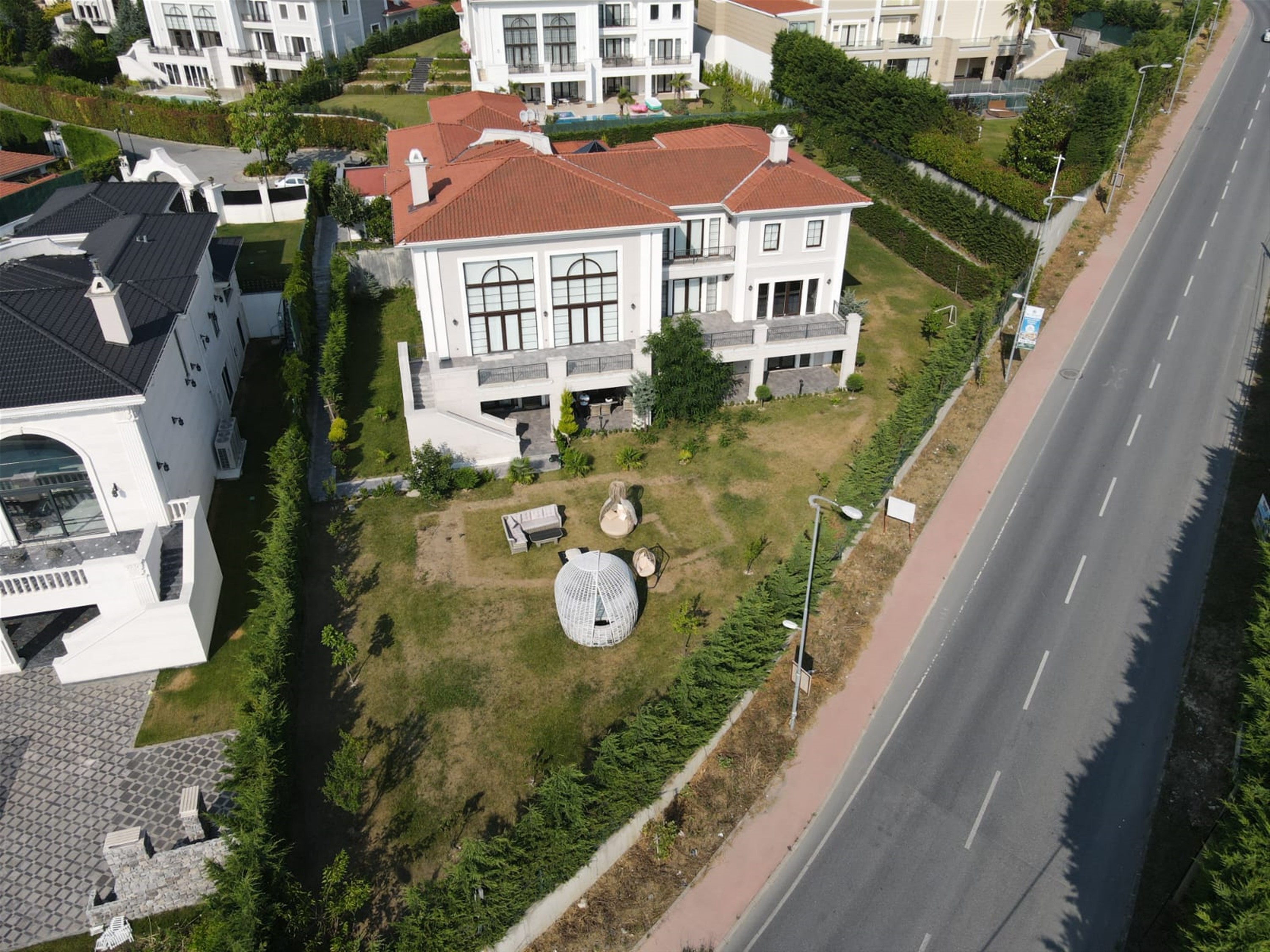 Sensational Istanbul Property For Sale In Buyukcekmece - Private garden