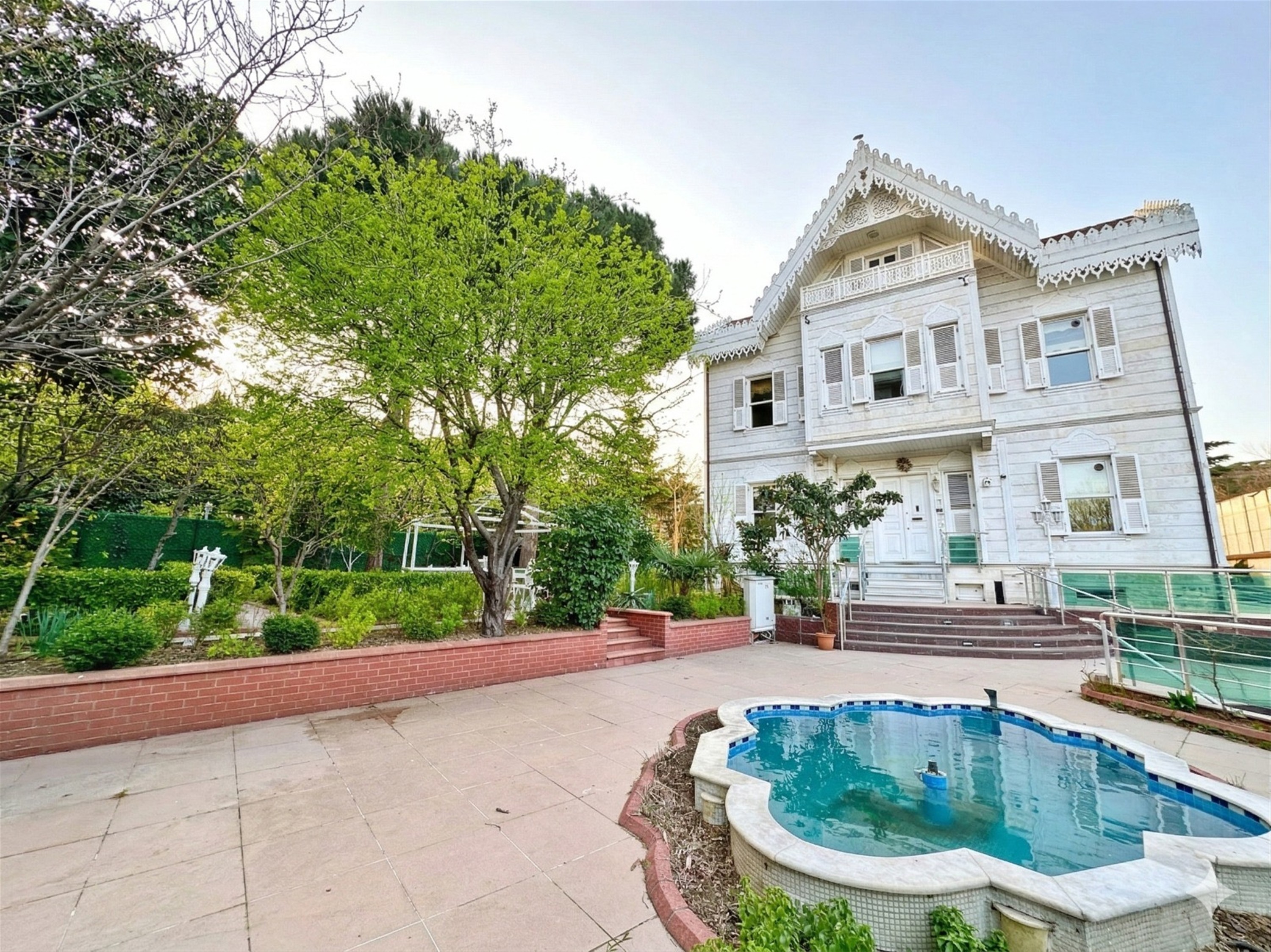 Lavish Istanbul Asian Property For Sale - Beautifully kept private gardens and fountain