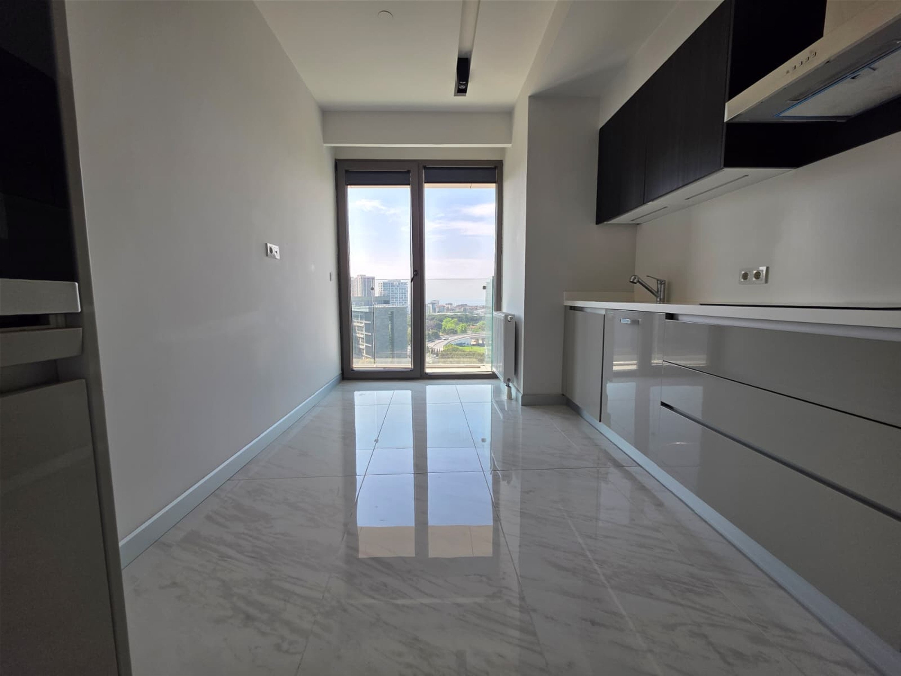 Istanbul Asian Side Property With Beautiful Sea & Nature Views - Fully fitted large kitchen with balcony access