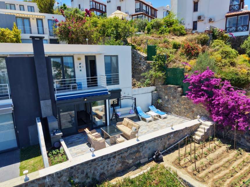 Exquisite Semi-Detached Yalikavak Villa For Sale - Villa with a large terrace