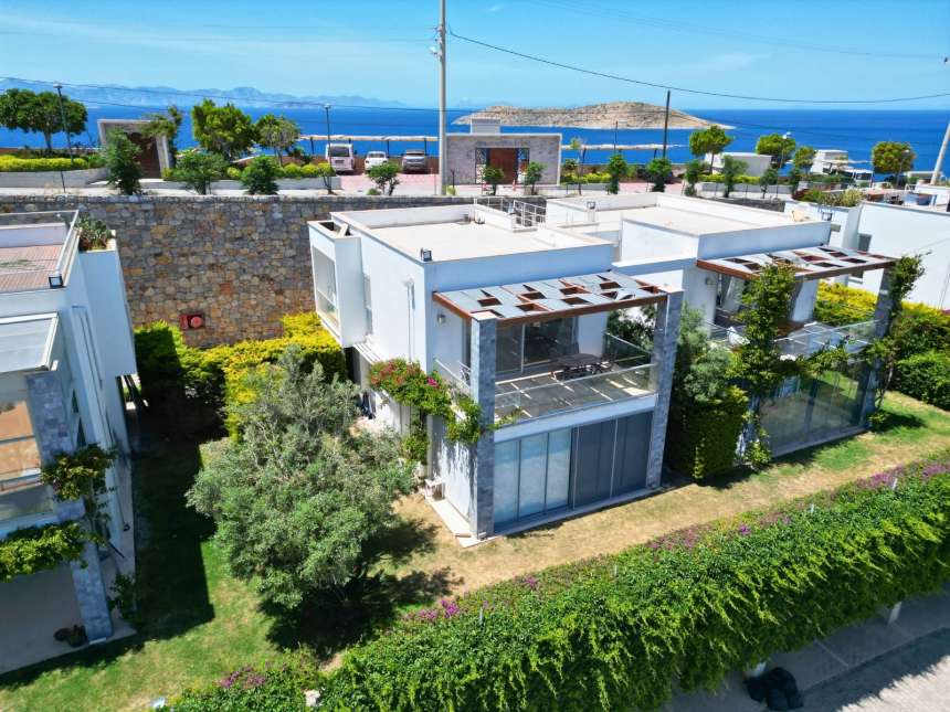 Apartment With Sea-Views For Sale In Gumusluk, Bodrum - Apartment on the upper floor
