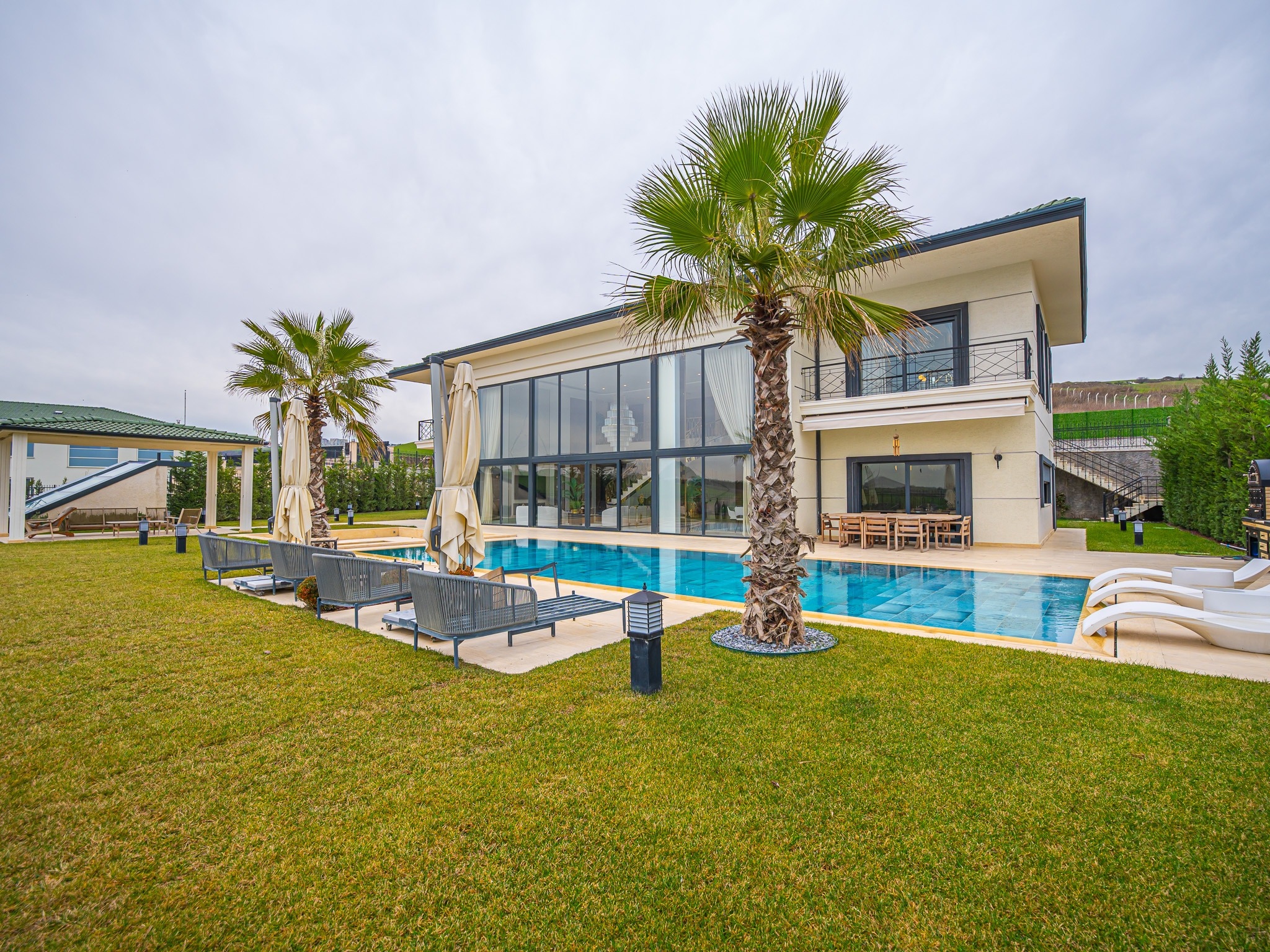 Prestigious Istanbul Property For Sale - High-end villa with a large plot