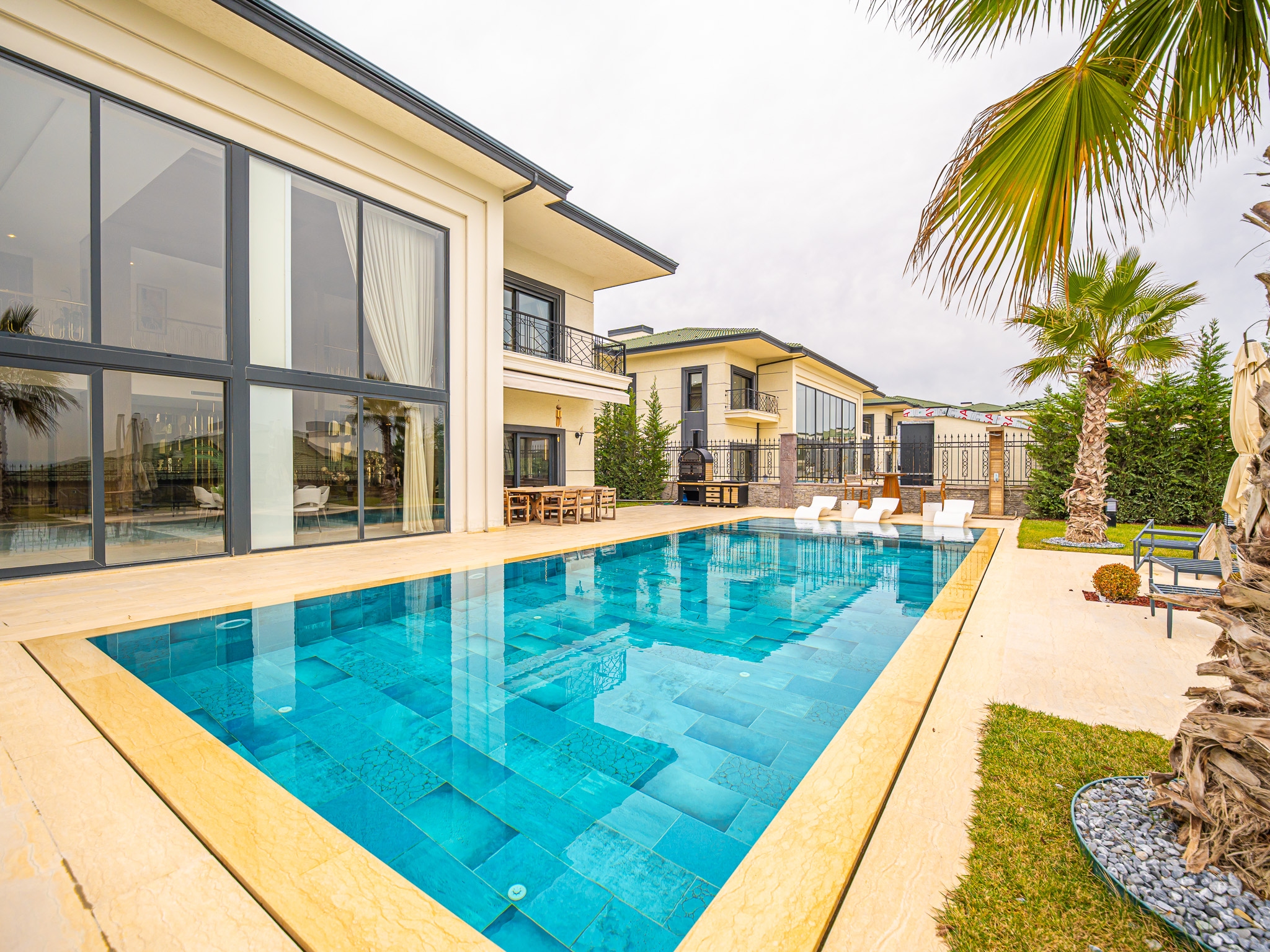 Prestigious Istanbul Property For Sale - Large private swimming pool