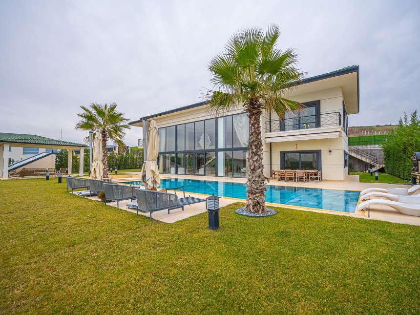 Prestigious Istanbul Property For Sale - High-end villa with a large plot