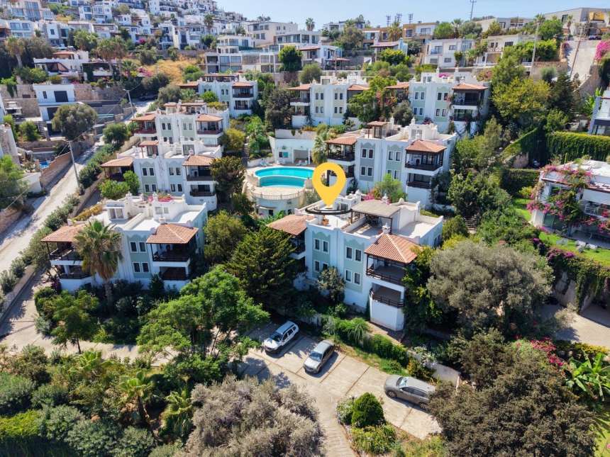 Beautiful Sea View Villa For Sale In Bodrum, Gumusluk - Villa on a complex
