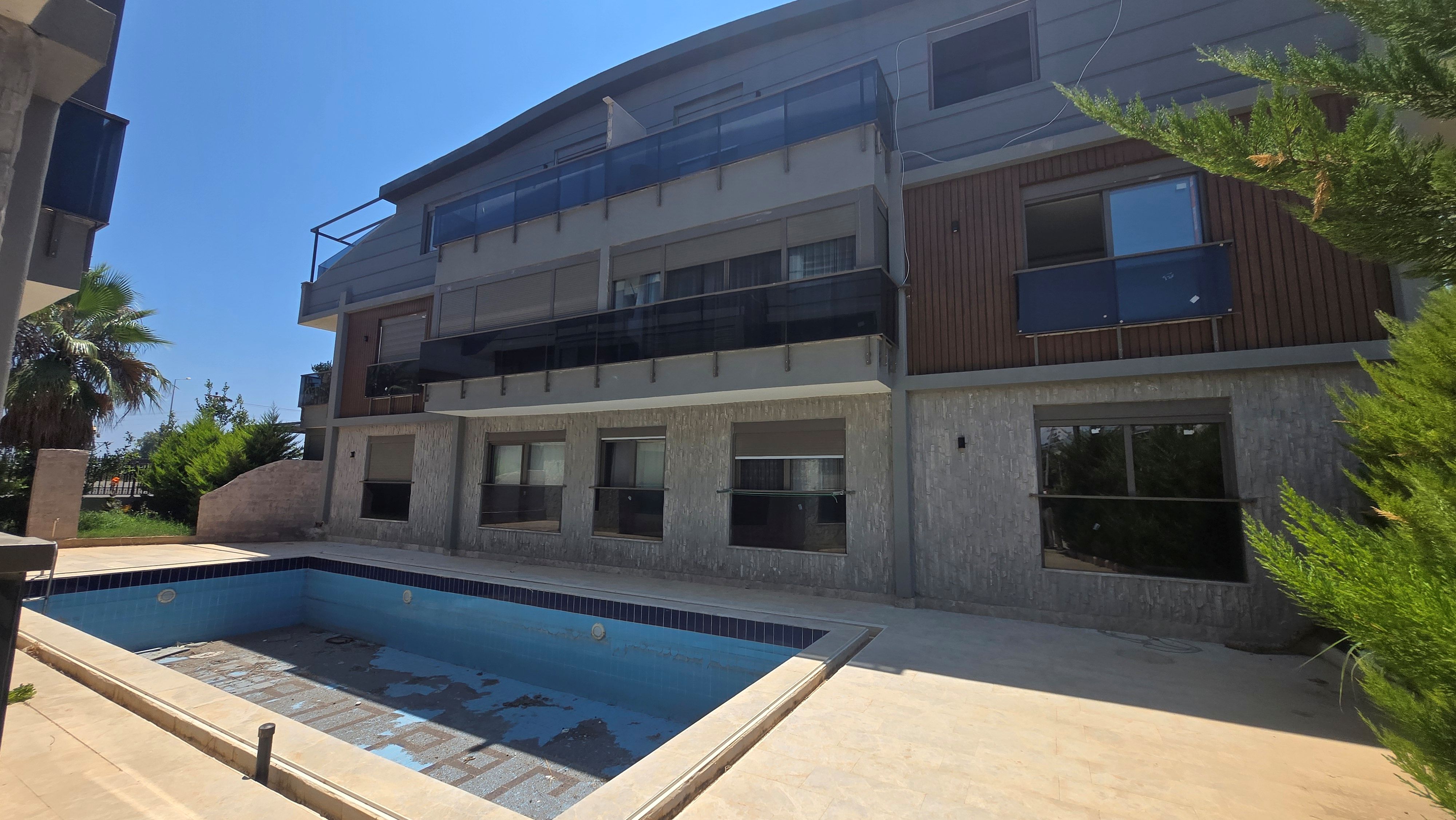 Sizeable 3-Bedroom Apartment For Sale In Muratpasa - Property Investment In Antalya With A Shared Pool