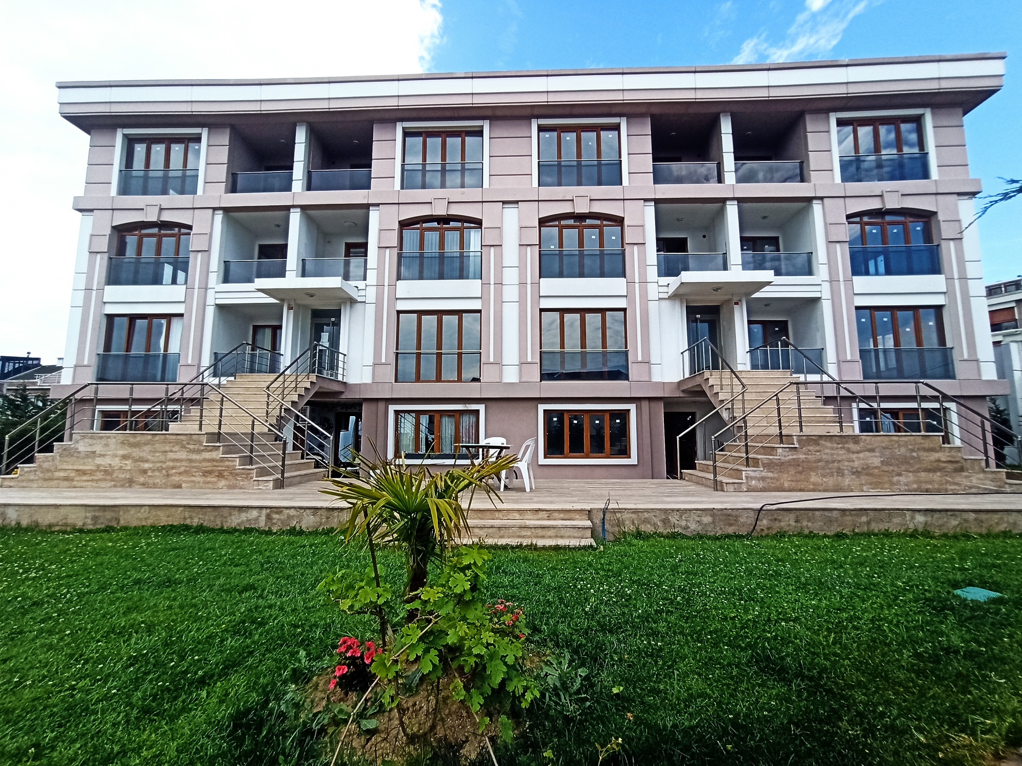 Sea & Lake View Apartments, Istanbul - Low-rise complex