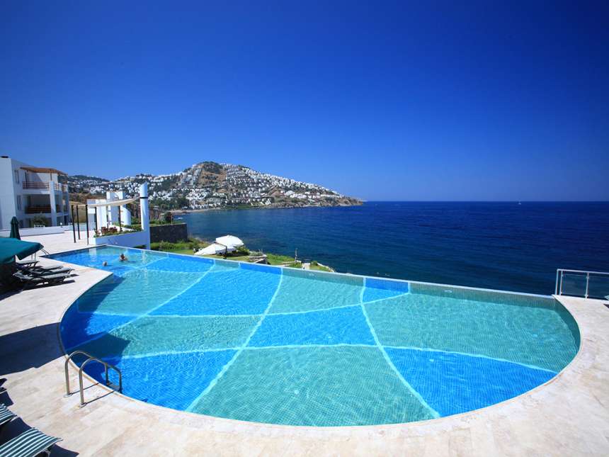 Yalikavak Seafront Apartments -Bodrum - Pool and stunning views